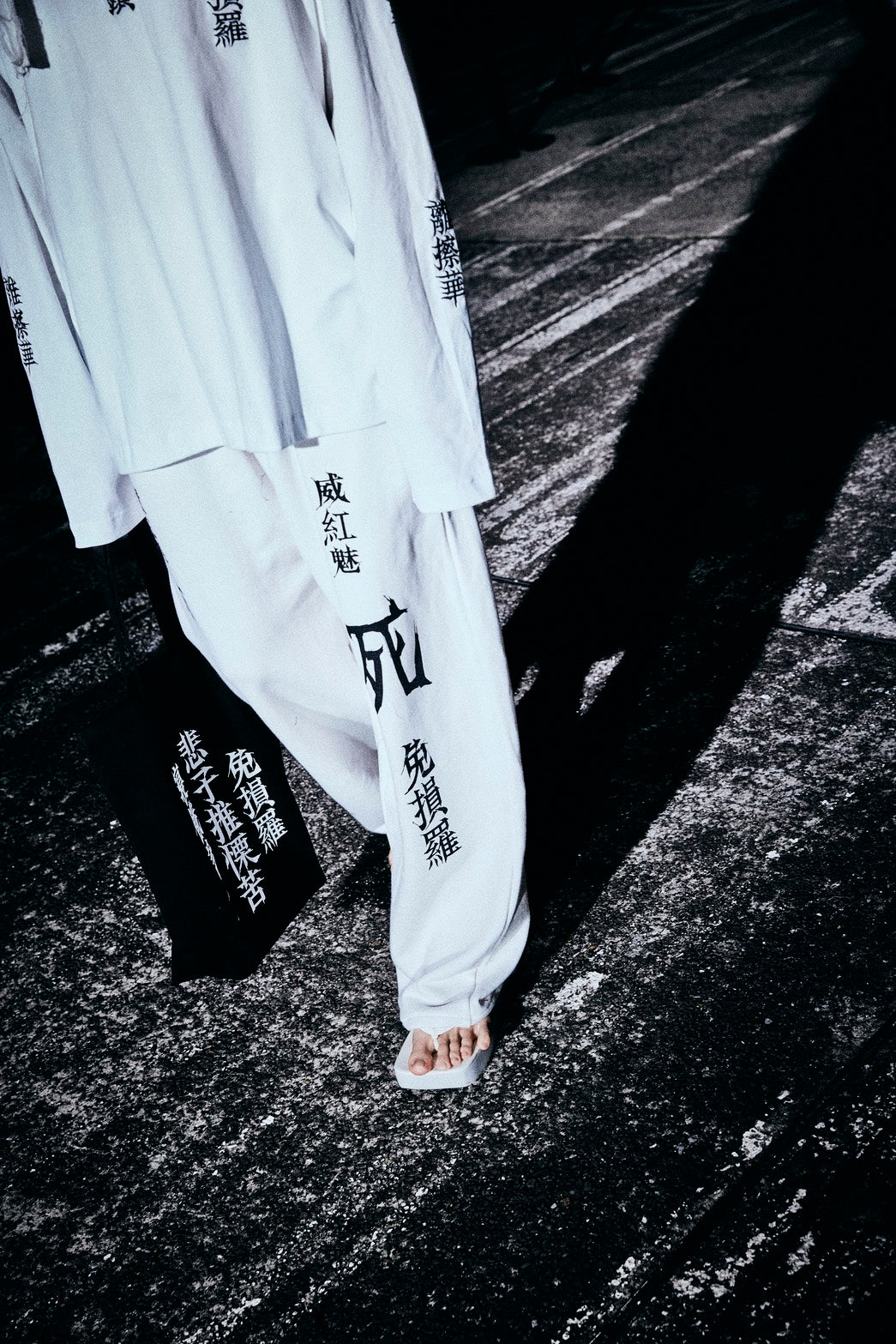 IKUMI×MADARANINGEN TOTE BAG (BLACK) | GALAXY BROAD SHOP